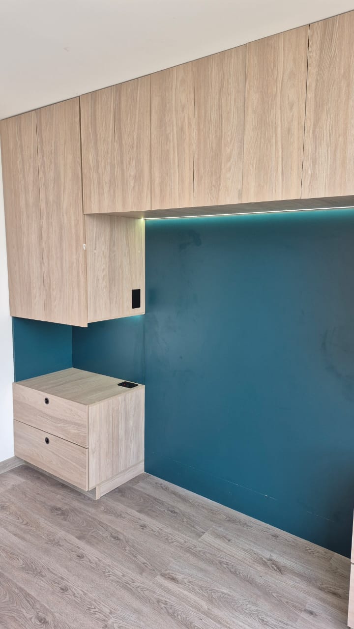 Mueble de alcoba con pared teal y LED