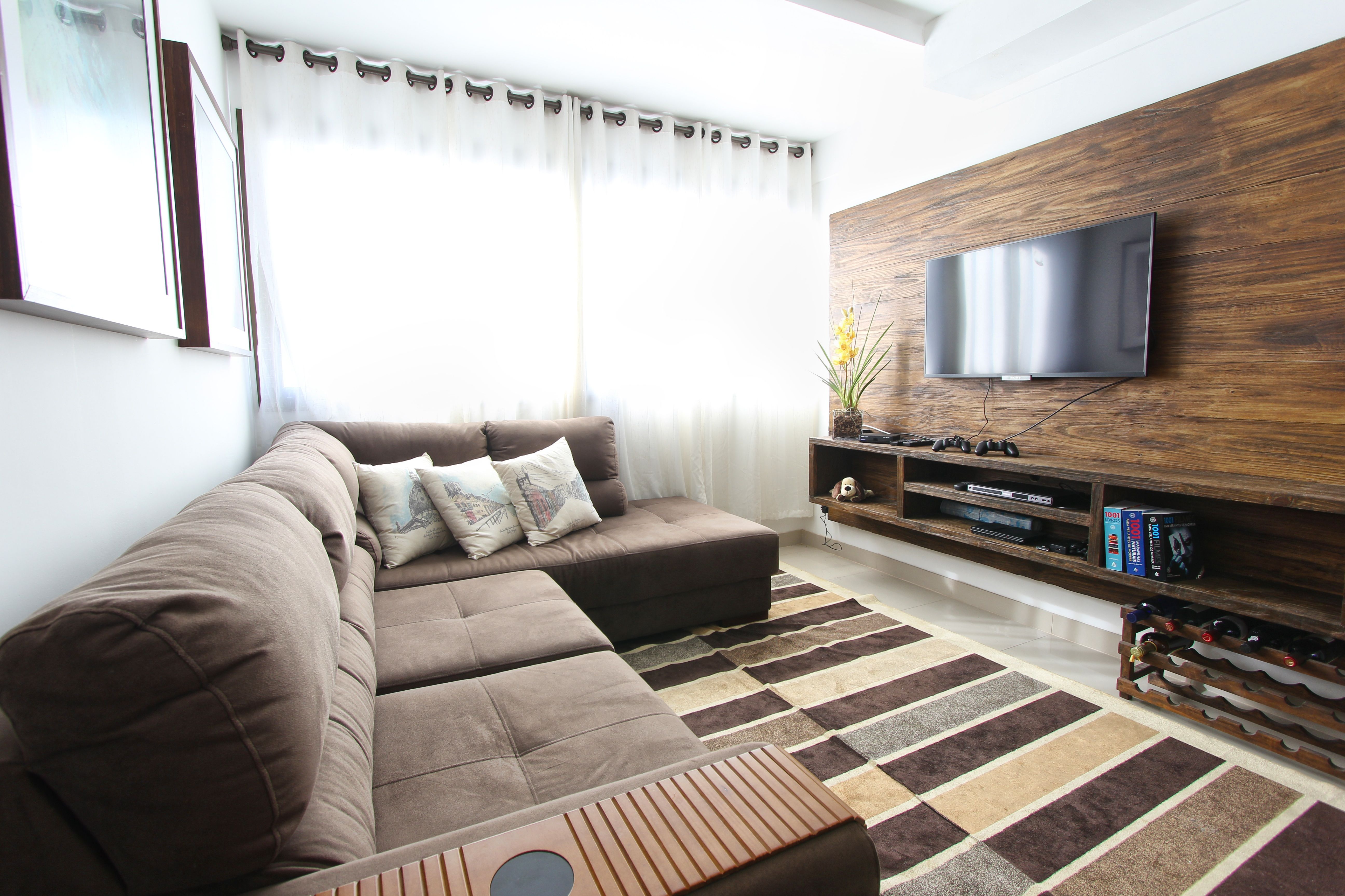 Sala con panel de madera y TV