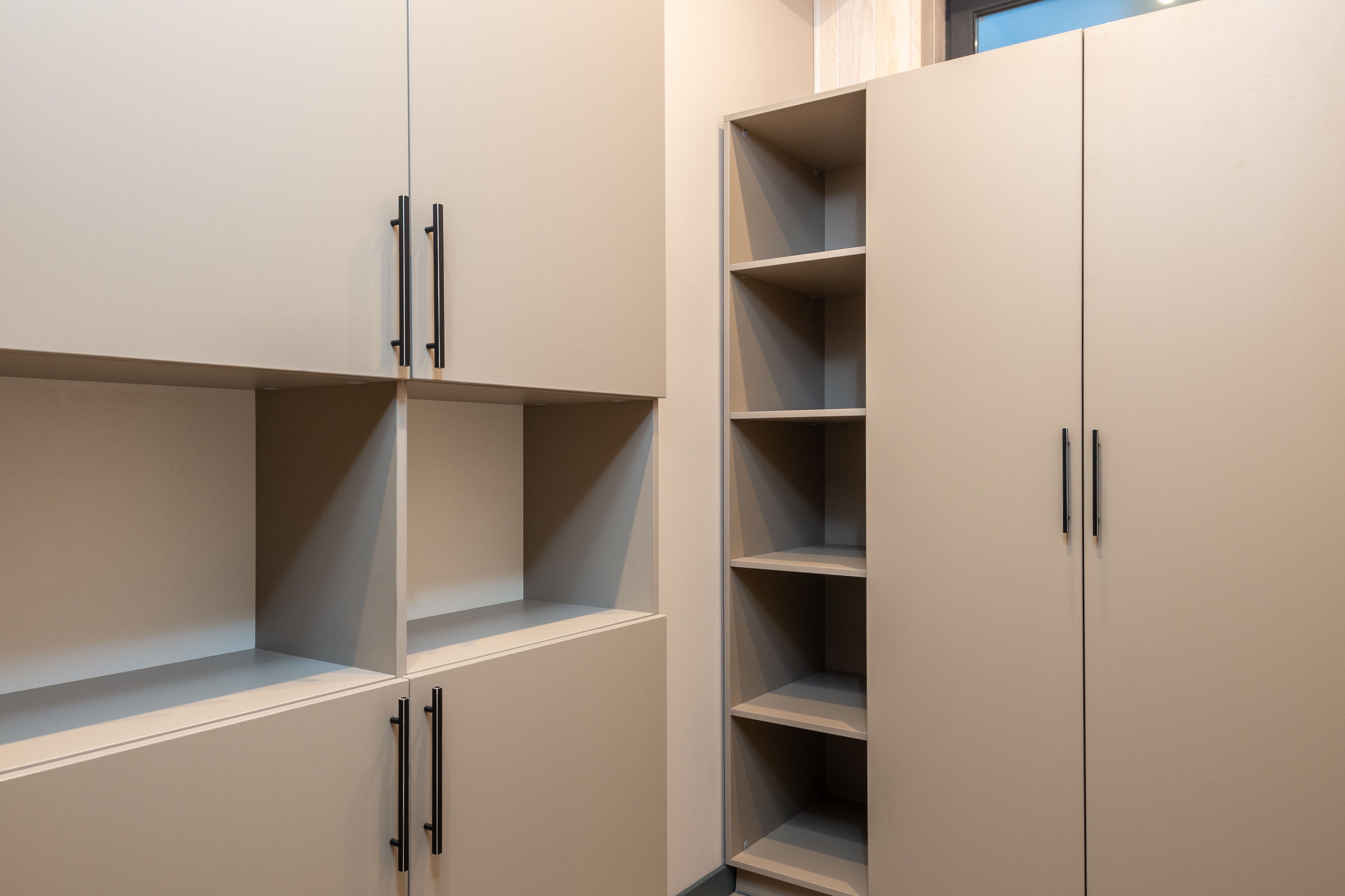 Closet beige con manijas negras