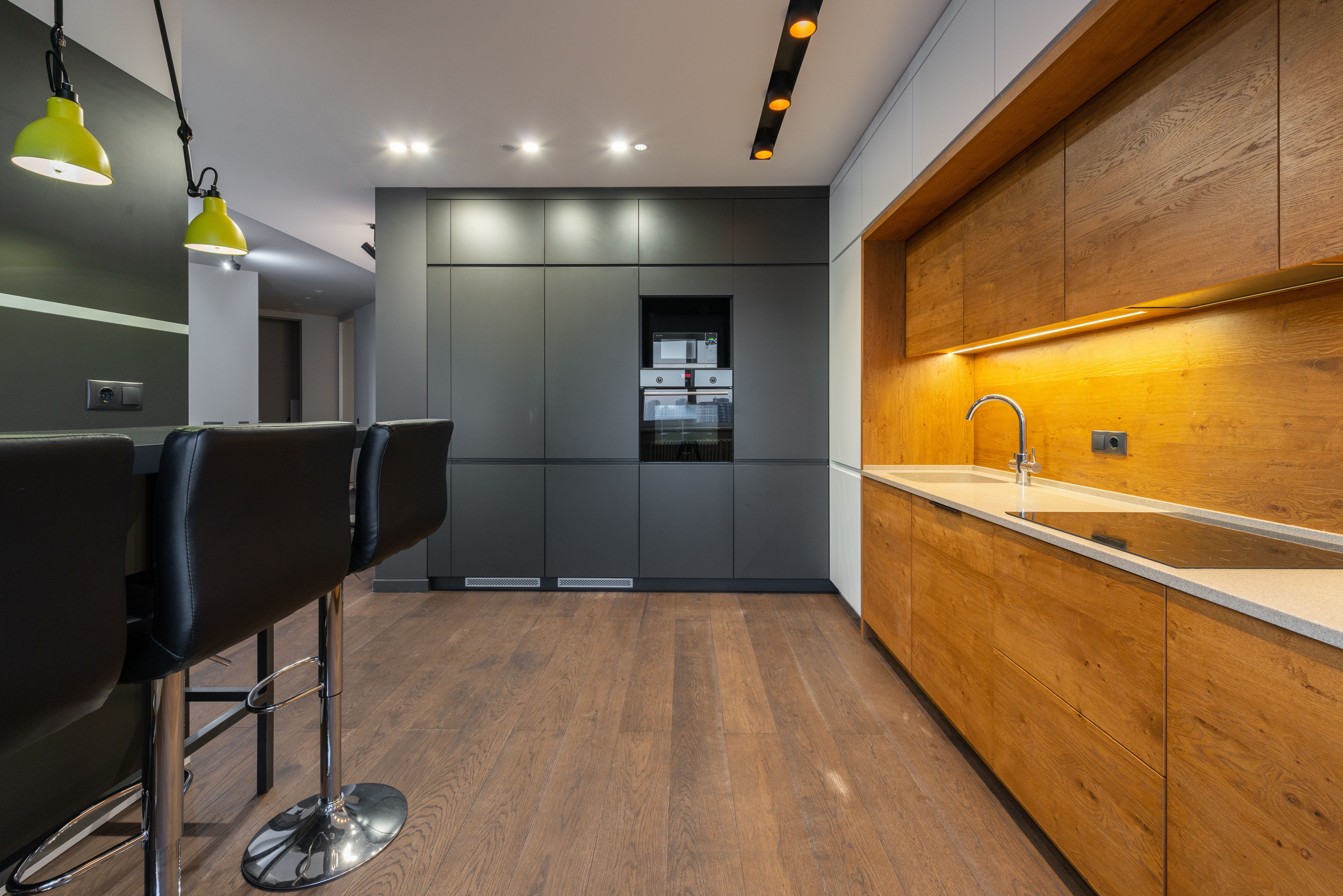 Cocina moderna en madera y gris