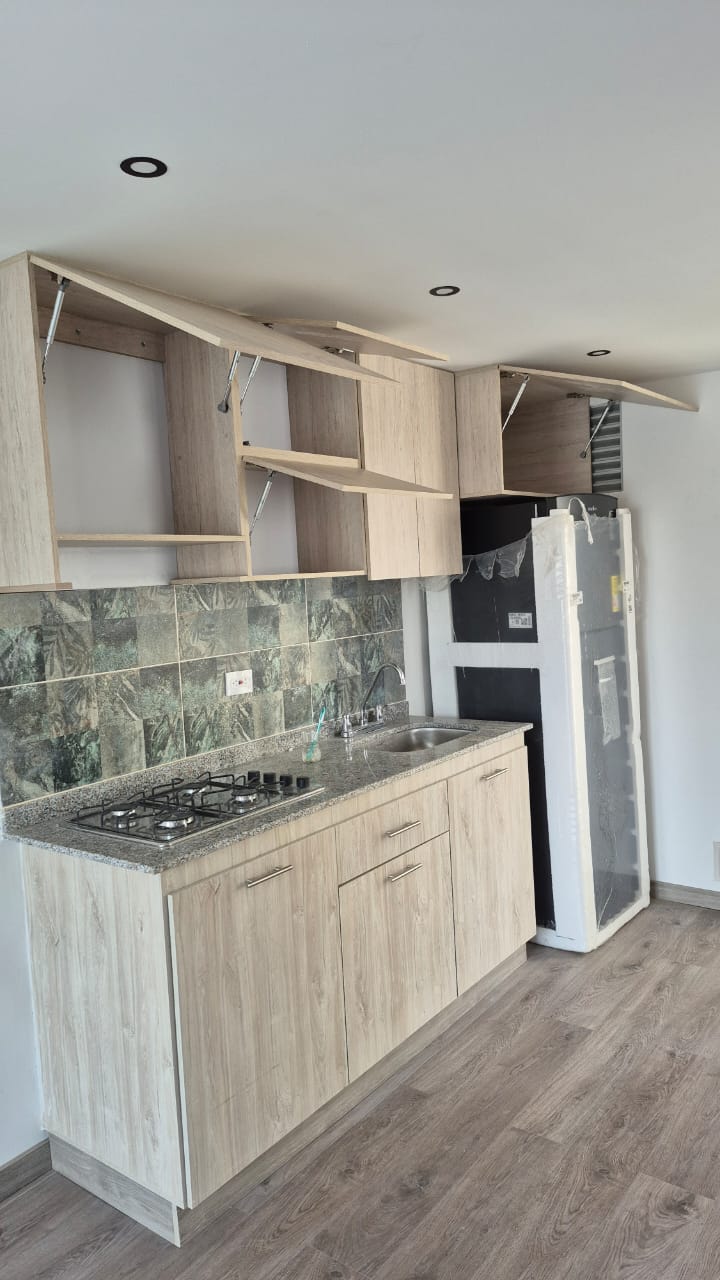 Cocina en madera clara con isla
