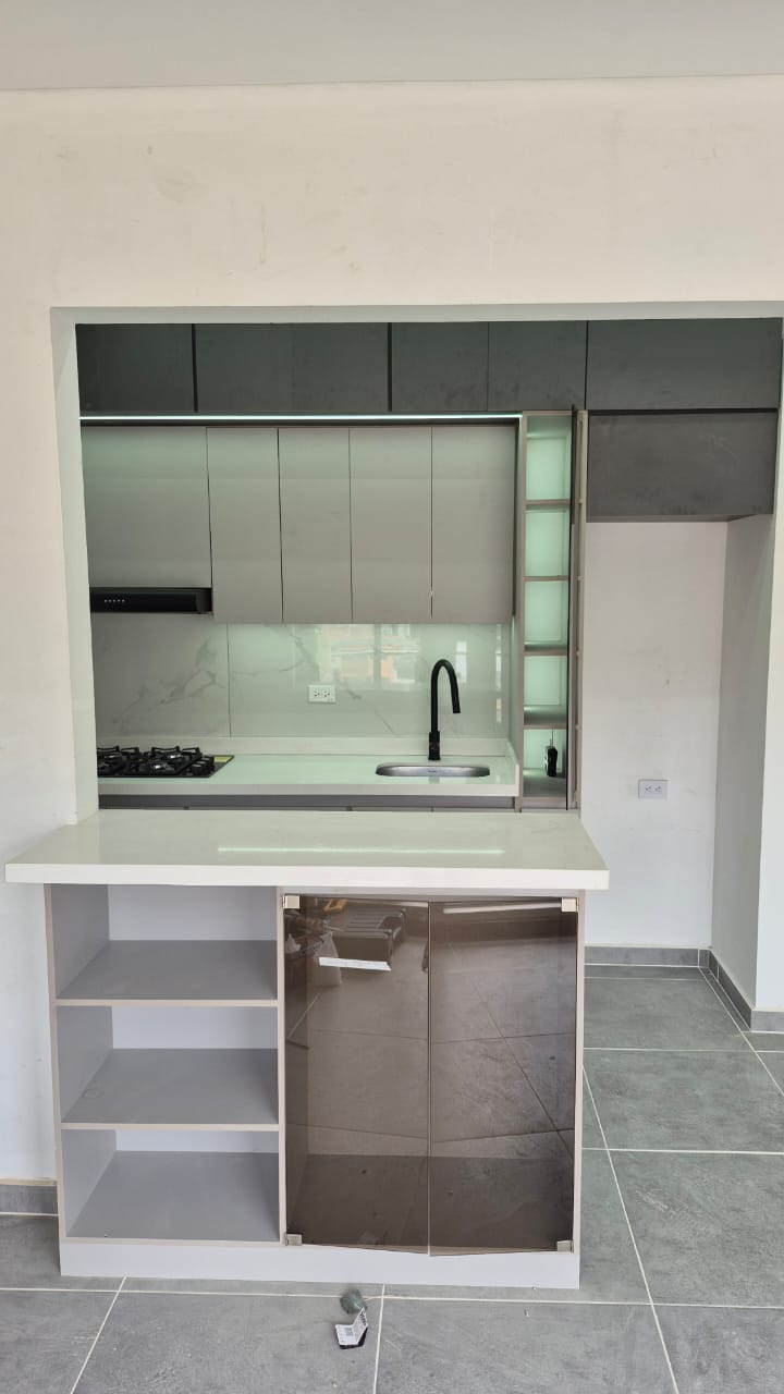 Cocina con barra y gabinetes grises