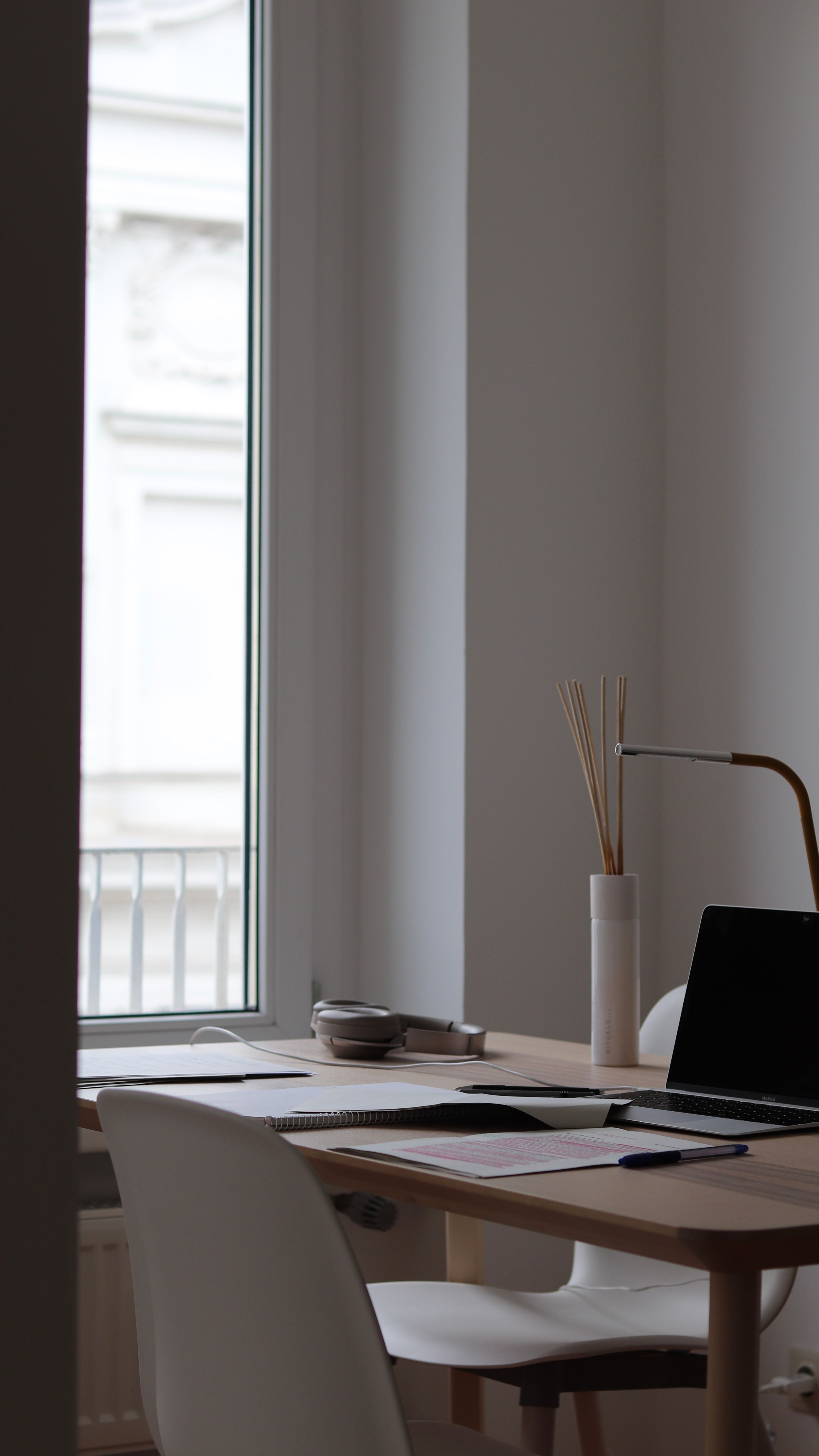 Estudio minimalista con escritorio en madera